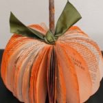 ¡Decoremos en Halloween! Simples pasos para realizar una calabaza decorativa con libros o revistas