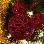 En las visperas hacemos: Adorno navideño realizado con globos de carnaval y lana