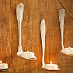 Originales ideas para tus paredes:  un sujeta velas reciclado con cucharas!