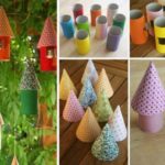 Pequeñas casa colgantes realizadas con rollo de cartón y bonetes para decorar el jardín