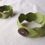 Cómo hacer pulsera de cuero verde con forma de hojas